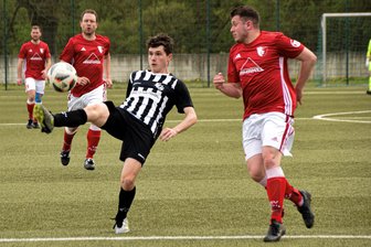 Fußball-Landesklasse: Stollberger klettern nach Sieg in Flöha in der Tabelle nach oben - Nicolas Förster (l.) hatte mit zwei Treffern einen großen Anteil am 4:2-Sieg des FC Stollberg in Flöha. Mit nun 25 Toren führt der Stollberger die Torjägerliste der Landesklasse West an.