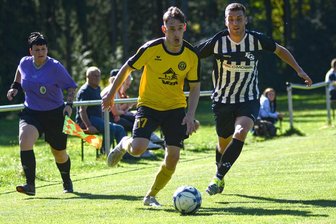 Fußball, Landesklasse: Stollberger wollen Serie ausbauen - Im Hinspiel holten die Stollberger mit Thomas Haase (r., hier im Laufduell gegen Chris Vogel) einen Punkt. Typisch für den FCS in dieser Saison wurde den Zuschauern im September beim 4:4 einiges geboten.