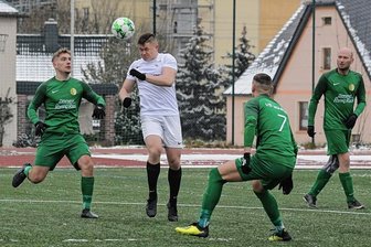Fußball-Landesklasse: Tannen visieren Bronzerang an - 3:0 gewannen die Tannen - hier Niels Hanse beim Kopfball - im Hinspiel gegen den VfB Pausa-Mühltroff. Am Sonntag kommt es zum vorerst letzten Duell gegen die Vogtländer.