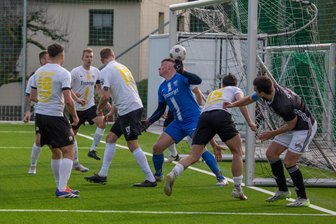 Fußball-Landesklasse: Umstrittener Freistoß bringt den SC Syrau um den Heimsieg - Der Treffer zum 1:0 für Syrau. Kapitän Paul Schneider (rechts) köpft nach einer Ecke in die Mitte, von wo der Ball ins Freiberger Tor trudelt.