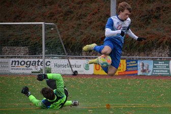 Fußball, Landesklasse: VfB Annaberg gelingt ersehnter erster Heimsieg - Lucas Walther (r.), der hier spektakulär, aber fair von Ifa-Schlussmann Christian Nussbaum gestoppt wird, sorgte für viel Wirbel über die Außenbahn.