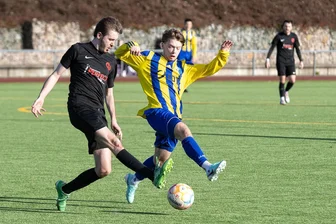 Fußball, Landesklasse: VfB Annaberg macht gegen Meerane das halbe Dutzend voll - Mit einer couragierten Leistung haben die Annaberger Landesklasse-Fußballer 6:2 gegen Meerane (mit Marlon Schröter, l.) gewonnen. Lucas Walther (r.) traf zum zwischenzeitlichen 4:1.