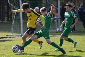 Fußball-Landesklasse: VfB Auerbach II beendet seine Flaute - Auerbachs Matteo Zschiesche (links) spielte gegen Reichenbrand das erste Mal in der Landesklasse durch. Fast hätte er sogar getroffen.