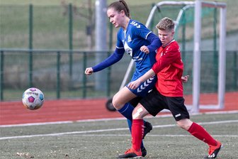Fußball-Landesklasse: Vogtlandderby geht erstmals an Rodewischerinnen - Rodewischs Kim Eismann (rechts) ist hier im Zweikampf mit Nina-Renee Kirchner von der SG Jößnitz.