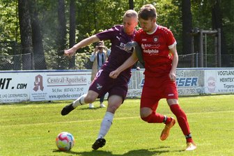 Fußball-Landesklassisten im Test: Auerbachs Reserve siegt 6:2, Irfersgrün büßt 3:1-Vorsprung ein - Robert Höfner (links) und seine Irfersgrüner (hier in Werda) spielten in Schneeberg 3:3.