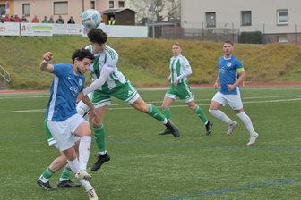 Fußball-Landesliga: Erzgebirger vergeben Chancen im Abstiegskampf - Ein umkämpftes Spiel in der Landesliga zwischen dem SV Tanne Thalheim und den SV Tapfer 06 Leipzig sahen 99 Zuschauer. Den Ball köpft hier der Thalheimer Louis Woidtke.
