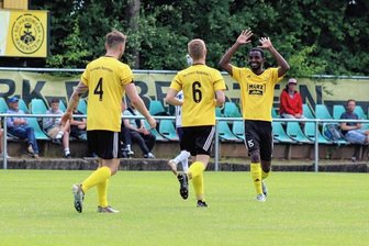 Fußball-Landesliga: Handwerk Rabenstein feiert - BSC Rapid will noch nicht - Rabensteins Mamadou Bah (rechts) feiert seinen Treffer zum 1:0 gegen den VfL Pirna-Copitz.