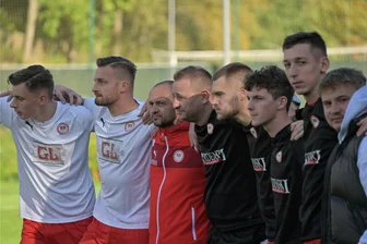 Fußball, Landesliga: Lößnitzer befinden sich in guter Ausgangslage - Derzeit überzeugt die Elf von Trainer Heiko Junghans (3. v.l.) vor allem mit ihrer kämpferischen Einstellung.
