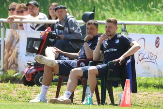 Fußball-Landesliga: Meister VfB Empor Glauchau stolpert über den Reichenbacher FC - Die verletzten Jonas Mack (rechts) und Tony Thiam übernahmen beim VfB Empor am Sonntag das Zepter am Spielfeldrand.