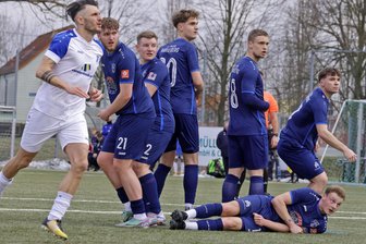 Fußball-Landesliga: Neuzugang sichert VfB Empor Glauchau gegen Ex-Kollegen aus Marienberg den Sieg - Seine alten Teamkollegen schauen nur hinterher: Andre Luge (l.) kam im Winter aus Marienberg zum VfB Empor und avancierte beim 2:0-Heimsieg zum Rückrundenauftakt mit einem Assist und einem Tor zum Matchwinner gegen den FSV.
