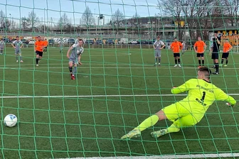 Fußball-Landesliga: Reichenbacher FC zum Restart beim VfB Empor Glauchau - Wegen grippalem Infekt: Der Reichenbacher FC hofft, dass sein bester Torschütze Maurice Lange (trifft im Bild gegen Wismut Gera) bis zum Spiel in Glauchau wieder fit ist.