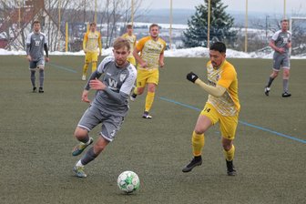 Fußball-Landesliga: So geht man beim Reichenbacher FC mit der Durststrecke um - Reichenbachs Ben-Daniel Schewski (links) im Sprint um den Ball gegen Viet Duc Pham vom Radefelder SV.
