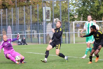 Fußball-Landesliga: Tanne Thalheim geht in Rabenstein trotz gutem Auftritt leer aus - Thalheims Keeper Stefan Berger bekommt gegen Marcel Richter gerade noch die Beine zusammen.