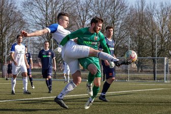 Fußball-Landesliga: VfB Empor Glauchau freut sich auf Flutlichtspiel bei der SG Motor Wilsdruff - Die Landesliga-Spiele des VfB Empor Glauchau finden – wie hier gegen Borea Dresden – mesitens nachmittags statt. Doch nun  steht für Marius Bernhardt (links im Zweikampf gegen Torwart Tom Schmidt) und Co. ein Flutlichtspiel auf dem Programm.