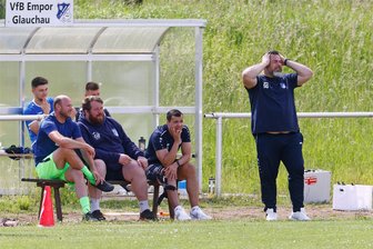 Fußball-Landesliga: VfB Empor Glauchau kassiert klare Heimniederlage - VfB-Empor-Trainer Steve Dieske erlebte am Sonntag gegen Radebeul ein Spiel zum Haareraufen.