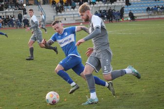 Fußball-Landesliga: VfB Empor Glauchau nach Sieg in Reichenbach vorerst zurück an der Tabellenspitze - Dem VfB Empor Glauchau - hier mit Fabien Bochmann (blaues Trikot) im Duell mit Ben-Daniel Schewski - waren am Sonntag keine Kraftverluste anzumerken.