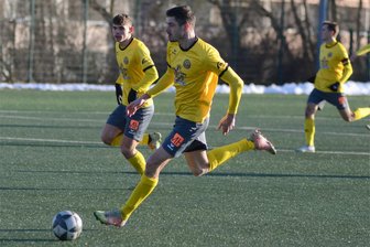 Fußball-Landesliga: VfB Empor Glauchau verpflichtet Defensivspieler Marcin Sieber vom Oberligisten VfB Auerbach - Nach sieben Jahren im Trikot des VfB Auerbach wechselt Marcin Sieber (am Ball) zur neuen Saison nach Glauchau.