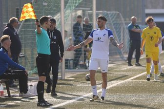 Fußball-Landesliga: VfB Empor Glauchau will bei Tapfer Leipzig drei Zähler holen – und Tipps für das Pokalspiel gegen Erzgebirge Aue? - André Luge (weißes Trikot) wurde nach seinem guten Start in Glauchau ausgebremst.
