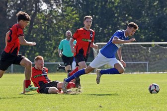 Fußball-Landesliga: VfB Empor Glauchau zwingt dezimiertes Schlusslicht spät in die Knie - Der Knackpunkt des Spiels nach 26 Minuten: Riccardo Gläser vom VfB Empor ist durchgebrochen und wird gefoult. Notbremse! Folgerichtig sah der Dresdner Spieler Bodo Zeiler danach Rot.
