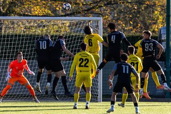 Fußball-Landesliga: VfB Fortuna Chemnitz fängt sich nach frühem 0:2-Rückstand - Vor dem Tor von Fortuna-Keeper Magnus Schüler war in den Anfangsminuten des Spieles gegen Tapfer Leipzig richtig Betrieb. Nach einem frühen 0:2 kamen die Chemnitzer aber noch zu einem Punktgewinn.