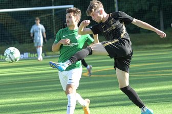 Fußball-Landesligist Lößnitz rechnet mit leidenschaftlichem Duell bei Rapid - Oskar Balsing und sein SV Auerhammer – hier im Derby gegen Thalheim – müssen sich am Sonntag strecken, wenn es Zähler geben soll.