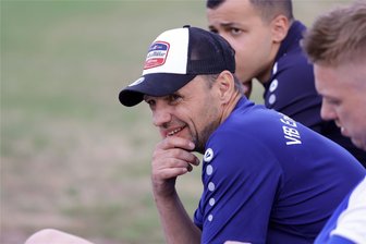 Fußball-Landesligist VfB Empor Glauchau lässt am Schwanenteich keine Federn - Glauchaus Trainer Nico Quade, hier beim Testspiel gegen den FSV Zwickau, war mit seiner Elf zufrieden.