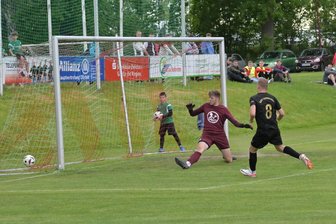 Fußball-Landespokal: Drei westsächsische Teams genießen in der ersten Runde Heimrecht - Im Kreispokalfinale besiegte Lichtenstein - hier schiebt Richard Frühauf (r.) gegen John Laitko ein - Waldenburg mit 2:0. Im Sachsenpokal dürfen aber beide Mannschaften starten.