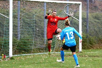 Fußball-Landespokal: Erzgebirgerinnen verlieren nach großem Kampf - Sie war die Beste in einer kampfstarken Thum-Herolder Mannschaft: Torhüterin Katharina Loos. Hier wehrt sie einen Ball der Chemnitzerin Juliette Leuschner ab.