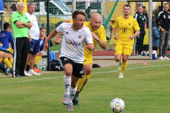 Fußball-Landespokal: Handwerk Rabenstein kann den Chemnitzer FC rächen - Routinier Fabian Stenzel (vorn) will mit Handwerk Rabenstein an diesem Samstag eine Überraschung schaffen. Auch der VfB Fortuna (hier Nico Weißbach) kann ins Pokal-Viertelfinale einziehen.