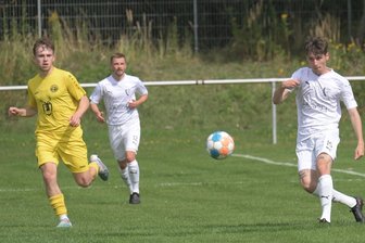 Fußball-Landespokal: Platzverweis lässt bei Crossen am Ende die Kräfte schwinden - Die Einstellung und der Fokus stimmten bei Rene Glumm (rechts) und dem TSV Crossen am Sonntag. Am Ende aber verlor der Westsachsenligist in der ersten Runde des Landespokals gegen den VfB Fortuna Chemnitz. 