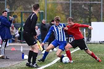 Fußball-Lektion am Schwanenteich: Mittweidaer Minimalisten setzen Langenaus Offensivkünstler schachmatt - Zu selten schafften es die Langenauer mit Mick Achenbach gegen Germania und Moritz Eismann (l.), körperlich dagegenzuhalten.