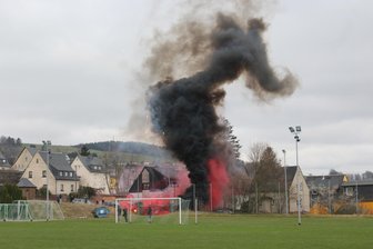 Fußball: Lößnitzer Reserve nutzt späten Patzer des Spitzenreiters - Feurig untermalt wurde das Derby zwischen Saxonia Bernsbach und dem Lauterer SV. 375 Zuschauer sahen einen deutlichen Sieg der Gäste.