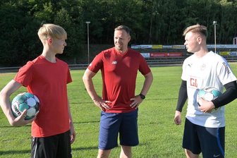 Fußball: Lößnitzer verlieren ihren Trainer - Enrico Kern (M.) steht in der neuen Saison nicht mehr an der Seitenlinie des FC Lößnitz. Bis die Neuzugänge Florian Weiß (l.) und Paul James Klaukien ihren neuen Coach kennenlernen, kann es etwas dauern. 