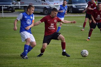 Fußball: Meister der 1. Kreisklasse lassen es gemütlich angehen - Max Freitag (r.) von SV Elterlein-Schwarzbach setzte sich mit 30 Treffern die Torjägerkrone der 1. Kreisklasse Ost auf. Foto: Florian Graß