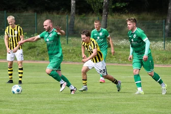 Fußball: Merkur Oelsnitz bleibt in gesamter Vorbereitung ohne Sieg - Der Oelsnitzer Sven Baumann (am Ball) wird vom Schleizer Doppeltorschützen Morris Möller verfolgt. Rechts Merkurs Dominic Oehm.