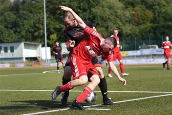 Fußball-Mittelsachsenklasse: Enges Rennen um die oberen Tabellenränge bahnt sich schon an - Einen harten Kampf lieferten sich die Rochlitzer und Peniger Kicker im Vater-Jahn-Stadion, hier in Person von Fynn-Nicklas Dost (v.) und Maximilien Wengler.