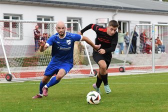 Fußball-Mittelsachsenklasse: Spitzenspiel zwischen TSV Penig und SV Wacker Auerswalde endet torlos - Franz Wiedemann (l.), hier im Duell mit dem Peniger Nils Oschatz, war einer von fünf Akteuren aus der zweiten Auerswalder Mannschaft, die beim Tabellenführer ausgeholfen haben.