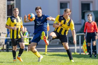 Fußball-Mittelsachsenliga: Altmittweidaer müssen beim Spitzenreiter ran - Die Altmittweidaer um Rico Ludwig (r.), hier im Spiel gegen Oberschöna, konnten die beiden letzten Pflichtspiele gewinnen.