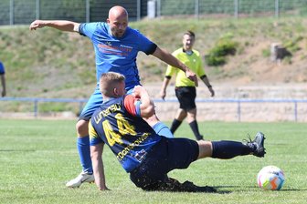 Fußball-Mittelsachsenliga: Aufsteiger Fortschritt Lunzenau freut sich über Herbstmeisterschaft - Der Hainichener Robert Link, hier in einem früheren Spiel gegen den Lunzenauer Tom Dombrowski, flog am Sonntag nach einem Handspiel auf der Torlinie frühzeitig vom Platz.