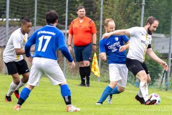 Fußball-Mittelsachsenliga: BSC-Reserve muss beim Meister bestehen - Die Führungsqualitäten des BSC-Kapitän Paul Berger (r.), hier im Duell gegen den Großhartmannsdorfer Matthias Krebs, werden auch in Frankenberg gefragt sein.