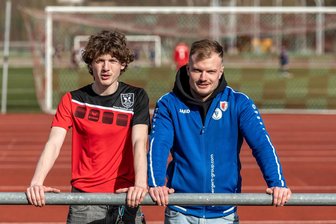 Fußball-Mittelsachsenliga: Cousins treffen sich beim Derby wieder - Cousins als Gegner: Edgar Handke (l.) vom BSC Motor Rochlitz und Karl Handke (SSV Königshain-Wiederau) werden sich am Sonntag auf dem Platz beim Punktspiel wiedersehen und wollen keine Zweikämpfe scheuen.