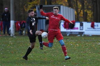 Fußball-Mittelsachsenliga: Ein Sextett bangt noch um den Klassenerhalt - Im Hinspiel bezwang der SSV Königshain-Wiederau, hier mit Tristan Wermann gegen Max Eckhardt, den SV Lichtenberg mit 5:2.