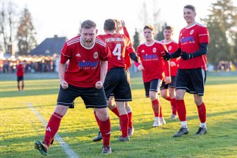 Fußball-Mittelsachsenliga: Feiert der Spitzenreiter am ersten Advent die Herbstmeisterschaft? - Tim Krause (v.) und Fortuna Langenau wollen gegen das Liga-Schlusslicht den 8. Saisonsieg einfahren.