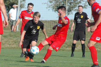 Fußball-Mittelsachsenliga: Kein Sieger im Verfolgerduell zwischen dem SV Geringswalde und Fortschritt Lunzenau - Pascal Müllrich (v.), hier im Duell mit dem eingewechselten Geringswalder Alex Boden, brachte die Lunzenauer mit einem Volleyschuss in Führung.