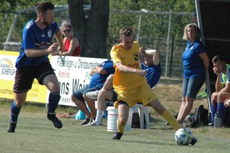 Fußball-Mittelsachsenliga: Kicker des SV Geringswalde feiern gegen Germania Mittweida II ersten Saisonsieg - Nach einigen Jahren beim HFC Colditz schnürt Paul Köhler (r.) nun wieder für den SV Geringswalde die Schuhe. Hier enteilt er dem Mittweidaer André Hofmann, zudem erzielte der Rückkehrer die Führung für seinen Jugendverein.
