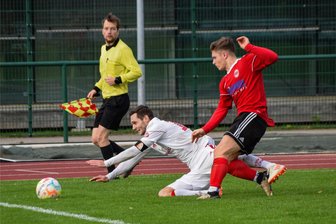 Fußball-Mittelsachsenliga: Landesklasse-Absteiger TSV Flöha und Fortuna Langenau liefern sich wilden Schlagabtausch - TSV-Kapitän Dominik Ney (unten), hier im Duell gegen Langenaus Tizian Schreiber, war mit zwei Toren und einer Vorlage maßgeblich an der Flöhaer Aufholjagd beteiligt.