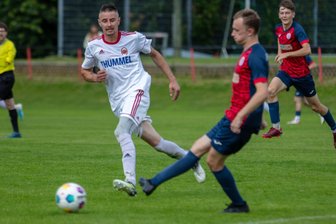 Fußball-Mittelsachsenliga: Lunzenauer verlieren erstes Spiel und die Tabellenführung - Patrick Thiele (l.), hier in einem früheren Spiel, erzielte das 3:0 für die Fortuna gegen Lunzenau. Mit bislang sieben Treffern ist er der gefährlicheste Langenauer Torschütze in dieser Saison.