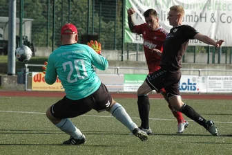 Fußball-Mittelsachsenliga: Lupenreiner Hattrick reicht Rochlitzer Kickern nicht zum Sieg - In dieser Szene scheiterte Felix Wetzig (M.) zwar am Claußnitzer Torwart Eddie Delling, doch in der Folge erzielte der Rochlitzer Kapitän binnen 22 Minuten einen lupenreinen Hattrick. Am Ende reichte es für seine Mannschaft in einem turbulenten Spiel dennoch nur zu einem Punkt.