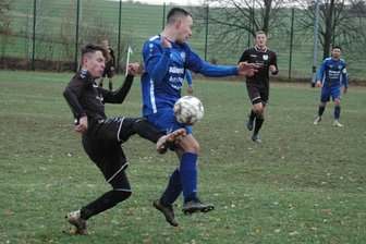 Fußball-Mittelsachsenliga: Nur drei Tore in zwei Partien - Umkämpftes Duell auf schlammigen Boden: Der eingewechselte Paul Michael (l.), hier im Duell gegen Martin Zwinzscher von Barkas, sorgte noch einmal für Tempo auf der Außenbahn. Kurz vor Schluss sah der Frankenberger Torjäger Kenny Fräßle wegen Reklamierens noch Gelb-Rot.