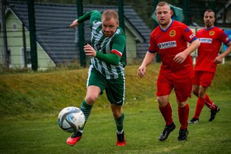 Fußball-Mittelsachsenliga: Spitzenreiter geht mit 1:8 in Langhennersdorf unter - Erzielte das zwischenzeitliche 2:0: Der Langhennersdorfer Kapitän Erik Pomp (l.), hier in einem früheren Spiel gegen Fortschritt Lunzenau.